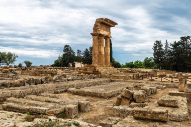 Valle dei Templi 'deki Dioscuri Tapınağı veya Castor ve Pollux Tapınağı veya Tapınaklar Vadisi, Agrigento, Sicilya, İtalya