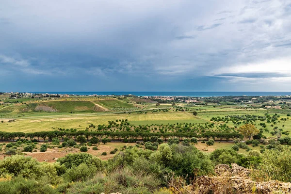 イタリア シチリア島 アグリジェントの農地で栽培された緑の土地の標高ビュー — ストック写真