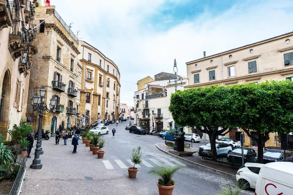 Agrigento イタリア 2023年5月8日 Piazza Luigi Pirandelloイタリアのシチリア島Agrigentoの旧市街にある人々との対話 — ストック写真