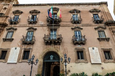 Agrigento, İtalya - 8 Mayıs 2023: Eski Agrigento, İtalya 'daki eski klasik Luigi Pirandello Tiyatrosu cephesi