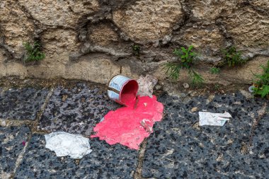 Agrigento, Sicilya, İtalya sokaklarına saçılmış kırmızı boya kapları.