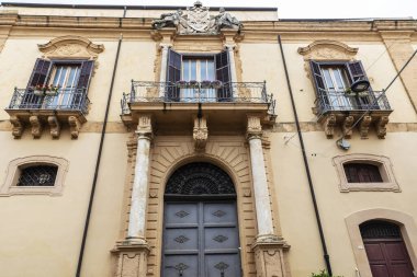 Eski Agrigento, Sicilya, İtalya 'daki eski klasik Vescovile sarayının cephesi