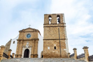 İtalya 'nın Sicilya, Agrigento kentindeki Saint Gerland ya da San Gerlando Katedrali' nin cephe ve çan kulesi,