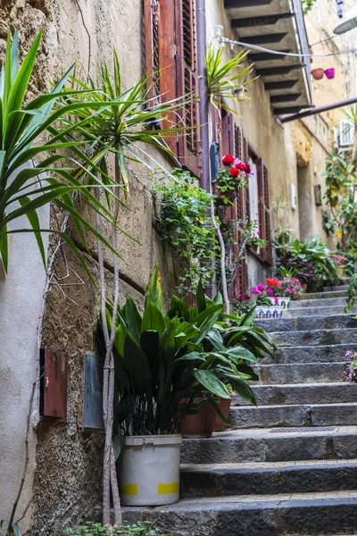 イタリア シチリア島 アグリジェントの旧市街の階段の狭い通り — ストック写真