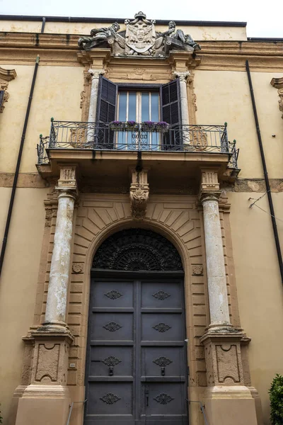 Фасад Старинного Классического Дворца Весковиле Старом Городе Агридженто Сицилия Италия — стоковое фото