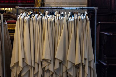 İtalya 'nın Sicilya, Agrigento kentindeki Saint Gerland Katedrali veya San Gerlando Katedrali' nin içindeki Chasubles.,