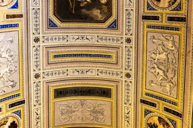 İtalya 'nın Sicilya kentindeki eski Agrigento kasabasındaki Aziz Gerland Katedrali' nin eski dekore edilmiş tavanı.,