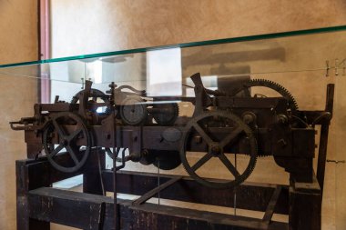 İtalya 'nın Sicilya, Agrigento kentindeki Saint Gerland veya San Gerlando Katedrali' nin eski çan kulesi mekanizması.,