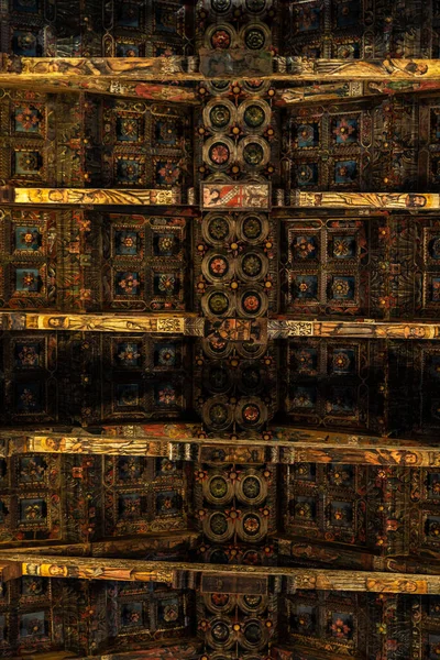 İtalya 'nın Sicilya kentindeki eski Agrigento kasabasındaki Aziz Gerland Katedrali' nin eski dekore edilmiş tavanı.,