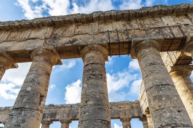 İtalya 'nın Sicilya eyaletinin Trapani ilindeki Doric tapınağı.
