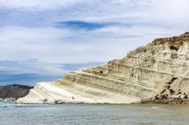 Scala dei Turchi 'de ya da Türklerin Merdivenlerinde ya da Türk Merdivenlerinde tek başına bir kadın, İtalya, Sicilya' da Realmonte sahilinde, marl tarafından oluşturulan kayalık bir uçurum.