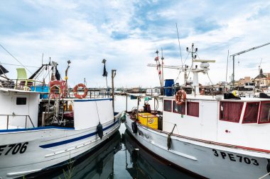 Sciacca, İtalya - 9 Mayıs 2023: Sciacca ticaret limanında balıkçı gemileri, İtalya Sicilya 'da balıkçı köyü