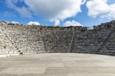 Segesta, İtalya - 10 Mayıs 2023: Trapani, Sicilya, İtalya 'da insanlarla dolu Segesta Yunan tiyatrosu