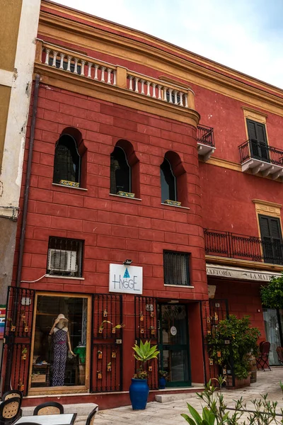 イタリアのSciacca 2023年5月9日 シチリア イタリアの旧市街にある衣料品店を備えた古い古典的な建物のファサード — ストック写真