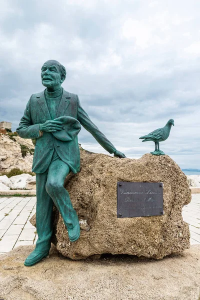 意大利Sciacca 2023年5月9日 诗人Vincenzo Licata的雕像 被称为海洋诗人 由艺术家Filippo Prestia在意大利西西里的Sciacca港口的渔村创作 图库照片