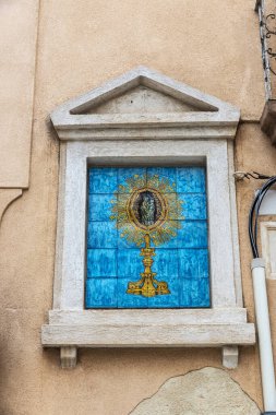 Bakire Meryem ve bebek İsa ile süslenmiş fayanslar. Eski Marsala, Sicilya, İtalya 'da Porta Nuova' nın yanında.