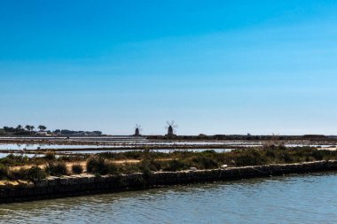 Marsala, Trapani, Sicilya, İtalya 'da tuz buharlaştırma göletleri ve yel değirmenleri