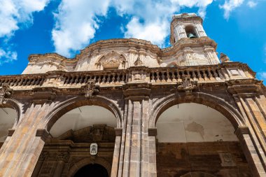 Eski Marsala, Trapani, Sicilya, İtalya 'daki Corso Vittorio Emanuele caddesindeki San Lorenzo Katedrali cephesi