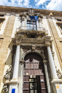 Marsala, Trapani, Sicilya, İtalya 'daki Corso Vittorio Emanuele sokağındaki Liceo ginnasio eyaletinin cephesi,