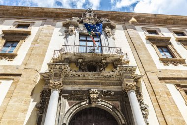 Marsala, Trapani, Sicilya, İtalya 'daki Corso Vittorio Emanuele sokağındaki Liceo ginnasio eyaletinin cephesi,