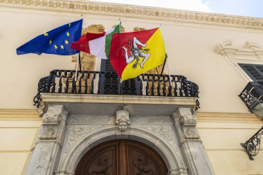 Trapani 'nin kültürel ve çevresel mirasının Marsala, Trapani, Sicilya, İtalya' nın eski kentinde Trinacria, triskelion ya da triskele sembolü ile oluşturduğu şeffaflık cephesi