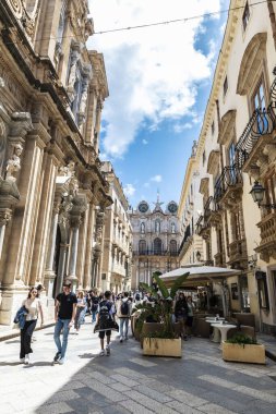 Marsala, İtalya - 11 Mayıs 2023: Corso Vittorio Emanuele, Marsala, Trapani, Sicilya, İtalya 'da restoran, bar, dükkan ve çevresindeki insanlarla birlikte alışveriş caddesi,