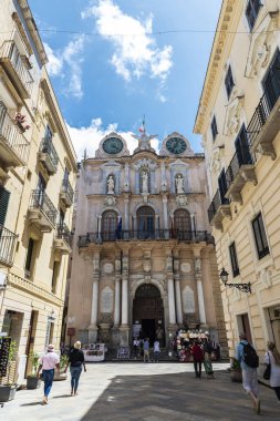 Marsala, İtalya - 11 Mayıs 2023: Porta Oscura ve Torre dell 'Orologio veya Dark Door Cephesi - Corso Vittorio Emanuele Caddesi' ndeki Saat Kulesi,