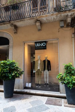 Marsala, İtalya - 11 Mayıs 2023: Liujo veya Liu Jo, Marsala, Trapani, Sicilya, İtalya 'da bir alışveriş caddesinde lüks giyim mağazası