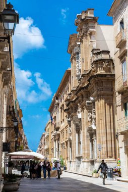 Marsala, İtalya - 11 Mayıs 2023: Corso Vittorio Emanuele, Marsala, Trapani, Sicilya, İtalya 'da restoran, bar, dükkan ve çevresindeki insanlarla birlikte alışveriş caddesi