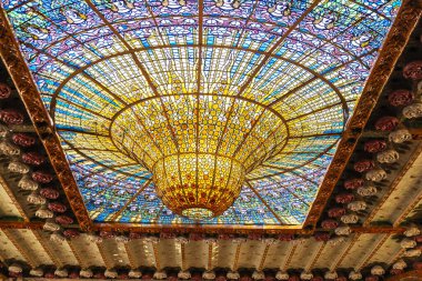 Palau de la Musica Catalana ya da Katalan müzik sarayının tavanı gibi lekeli cam çatı penceresi, Barselona, Katalonya 'da Lluis Domenech i Montaner tarafından tasarlanan konser salonu, İspanya