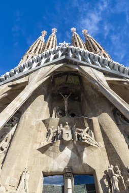 Barcelona, İspanya - 30 Kasım 2023: Sagrada Familia ya da Kutsal Aile Kilisesi 'nin Tutku Cephesi, Katalan mimar Antoni Gaudi tarafından Barcelona, İspanya' da tasarlanan büyük Roma Katolik Kilisesi