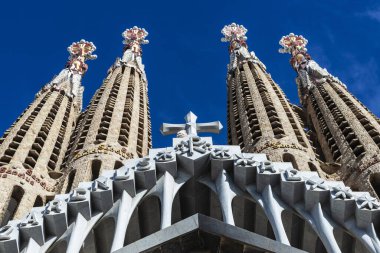 Barcelona, İspanya - 30 Kasım 2023: Sagrada Familia ya da Kutsal Aile Kilisesi 'nin Tutku Cephesi, Katalan mimar Antoni Gaudi tarafından Barcelona, İspanya' da tasarlanan büyük Roma Katolik Kilisesi