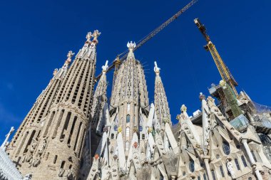 Barcelona, İspanya - 30 Kasım 2023: Sagrada Familia ya da Kutsal Aile Kilisesi 'nin Tutku Cephesi, Katalan mimar Antoni Gaudi tarafından Barcelona, İspanya' da tasarlanan büyük Roma Katolik Kilisesi
