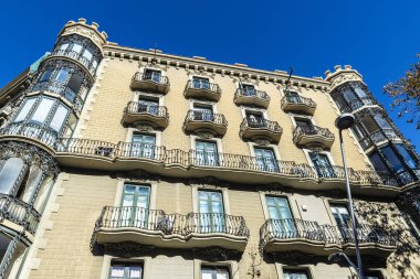 Barselona, Katalonya, İspanya 'da Modernist tarzı bir binanın cephesi