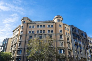 Barselona, Katalonya, İspanya 'da klasik bir konut binasının cephesi