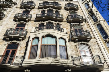 Barselona, Katalonya, İspanya 'da Modernist tarzı bir binanın cephesi
