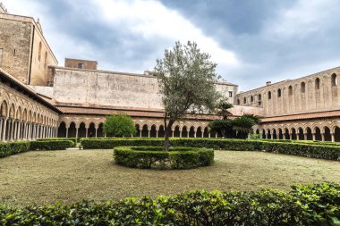 Monreale Benedictine Manastırı 'nın manastırı. Eski Monreale, Palermo, Sicilya, İtalya' daki katedralin yanında.