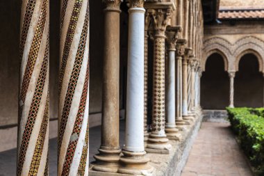 Benedictine Manastırı 'nın eski Monreale, Palermo, Sicilya, İtalya' daki katedralin yanındaki sütunlarla süslenmiş.