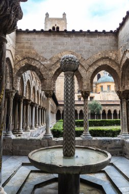 Benedictine Manastırı 'nın eski Monreale, Palermo, Sicilya, İtalya' daki katedralin yanındaki çeşme.
