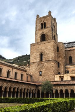 Monreale Benedictine Manastırı 'nın manastırı. Eski Monreale, Palermo, Sicilya, İtalya' daki katedralin yanında.