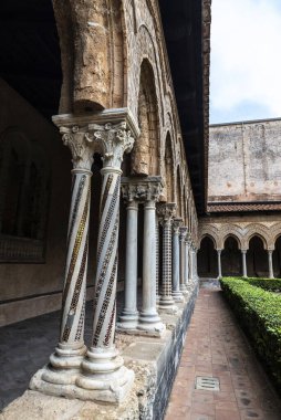 Benedictine Manastırı 'nın eski Monreale, Palermo, Sicilya, İtalya' daki katedralin yanındaki sütunlarla süslenmiş.