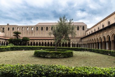 Monreale Benedictine Manastırı 'nın manastırı. Eski Monreale, Palermo, Sicilya, İtalya' daki katedralin yanında.