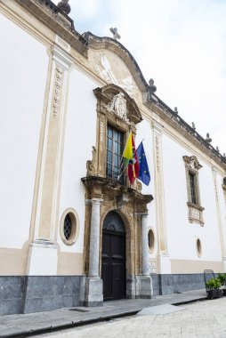 Monreale Katedrali 'nin yanındaki Modern Sanatlar Müzesi cephesi veya eski Monreale, Palermo, Sicilya, İtalya' daki Santa Maria Nuova kasabasındaki di Santa Maria Nuova