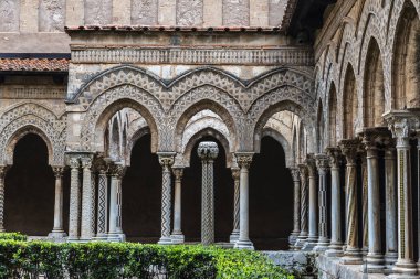 Benedictine Manastırı 'nın eski Monreale, Palermo, Sicilya, İtalya' daki katedralin yanındaki çeşme.