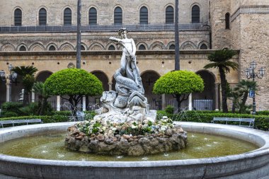 Triton Fountain ya da Fontana del Tritone eski Monreale, Palermo, Sicilya, İtalya 'daki katedralin yanında.