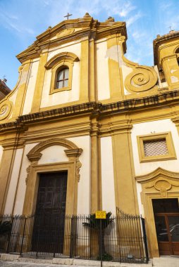 Eski Castellammare del Golfo, Trapani, Sicilya, İtalya 'daki Maria Santissima del Soccorso Kilisesi' nin cephesi,