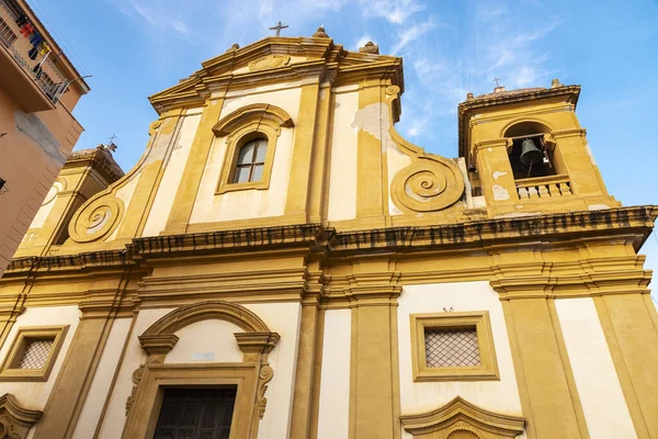 Eski Castellammare del Golfo, Trapani, Sicilya, İtalya 'daki Maria Santissima del Soccorso Kilisesi' nin cephesi,