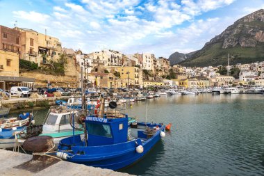 Castellammare del Golfo, İtalya - 11 Mayıs 2023: Castellammare del Golfo, İtalya 'da eski ahşap balıkçı tekneleri limana yanaştı