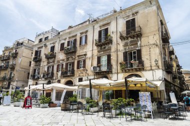 Palermo, İtalya - 13 Mayıs 2023: Eski Palermo, Sicilya, İtalya 'da insanlarla dolu bir restoran barının terası