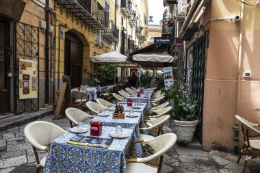 Palermo, İtalya - 13 Mayıs 2023: Eski Palermo, Sicilya, İtalya 'da dar bir sokaktaki bir restoran barının terası